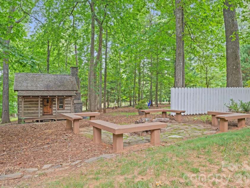5400 Dartmoor Street, Winston Salem, NC 27106.  MLS# CAR4392717, YatesRealty ID 29547. 