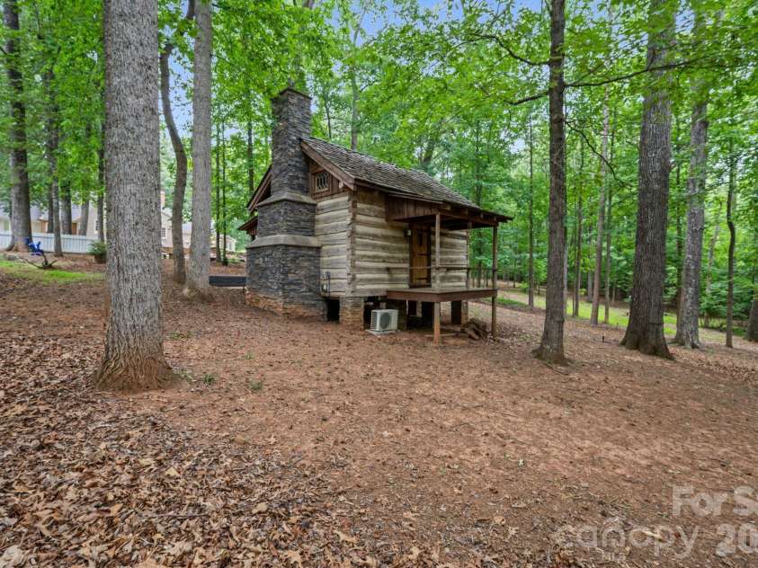 5400 Dartmoor Street, Winston Salem, NC 27106.  MLS# CAR4392717, YatesRealty ID 29547. 