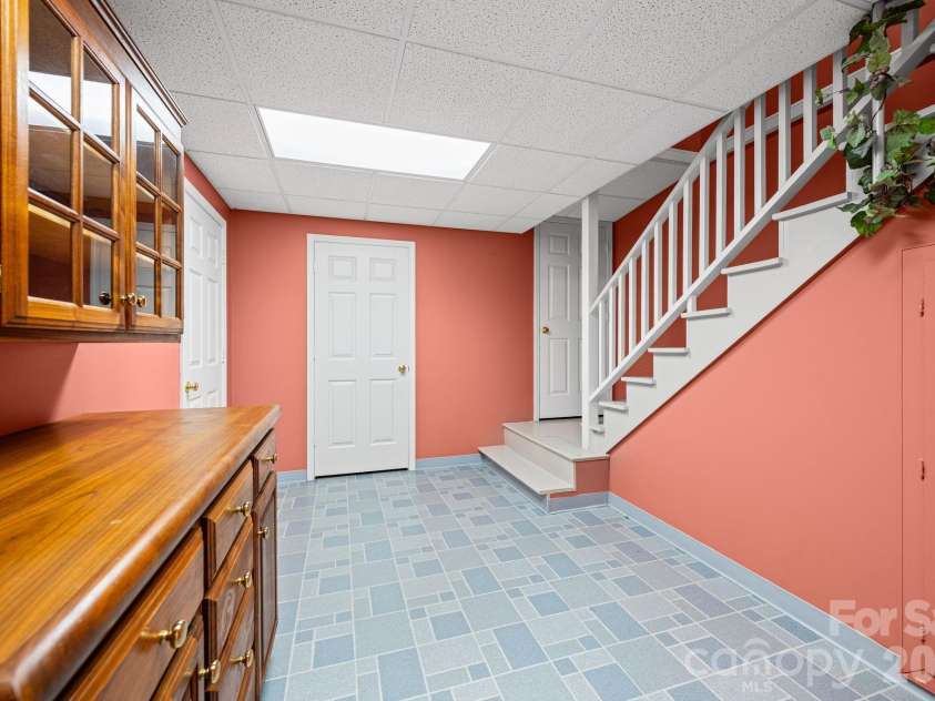 5400 Dartmoor Street, Winston Salem, NC 27106.  MLS# CAR4392717, YatesRealty ID 29547. 