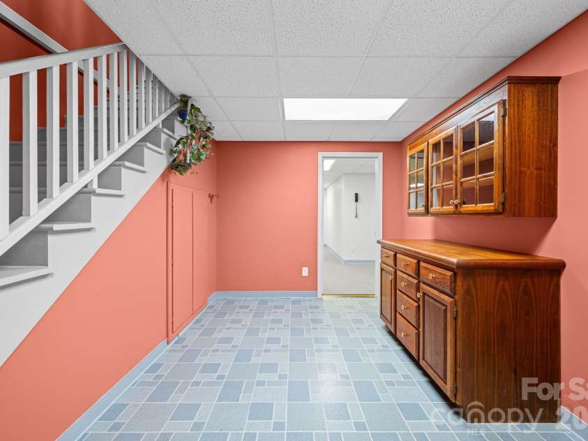 5400 Dartmoor Street, Winston Salem, NC 27106.  MLS# CAR4392717, YatesRealty ID 29547. 