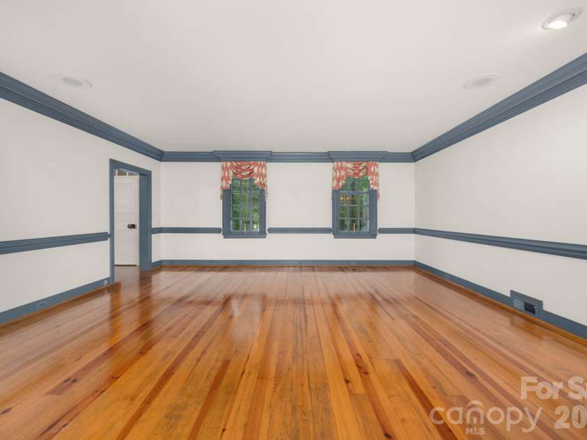 5400 Dartmoor Street, Winston Salem, NC 27106.  MLS# CAR4392717, YatesRealty ID 29547. 