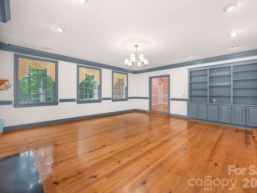 5400 Dartmoor Street, Winston Salem, NC 27106.  MLS# CAR4392717, YatesRealty ID 29547. 