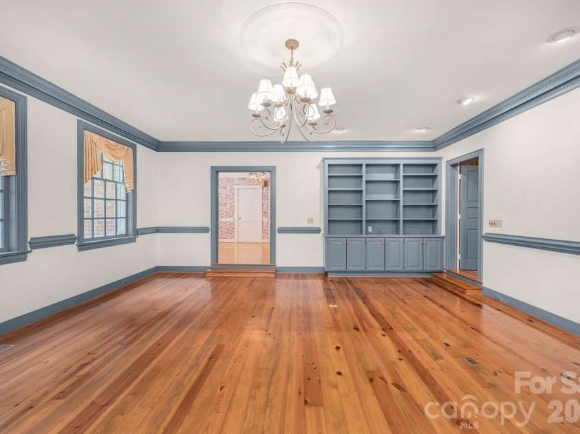 5400 Dartmoor Street, Winston Salem, NC 27106.  MLS# CAR4392717, YatesRealty ID 29547. 