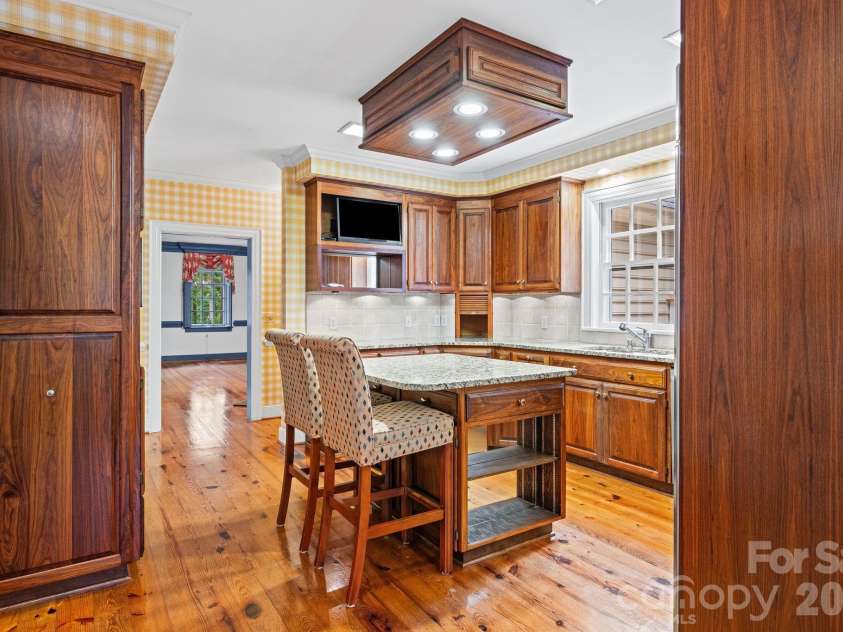 5400 Dartmoor Street, Winston Salem, NC 27106.  MLS# CAR4392717, YatesRealty ID 29547. 