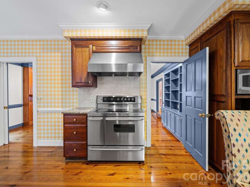 5400 Dartmoor Street, Winston Salem, NC 27106.  MLS# CAR4392717, YatesRealty ID 29547. 