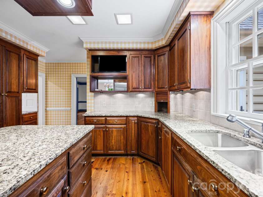 5400 Dartmoor Street, Winston Salem, NC 27106.  MLS# CAR4392717, YatesRealty ID 29547. 