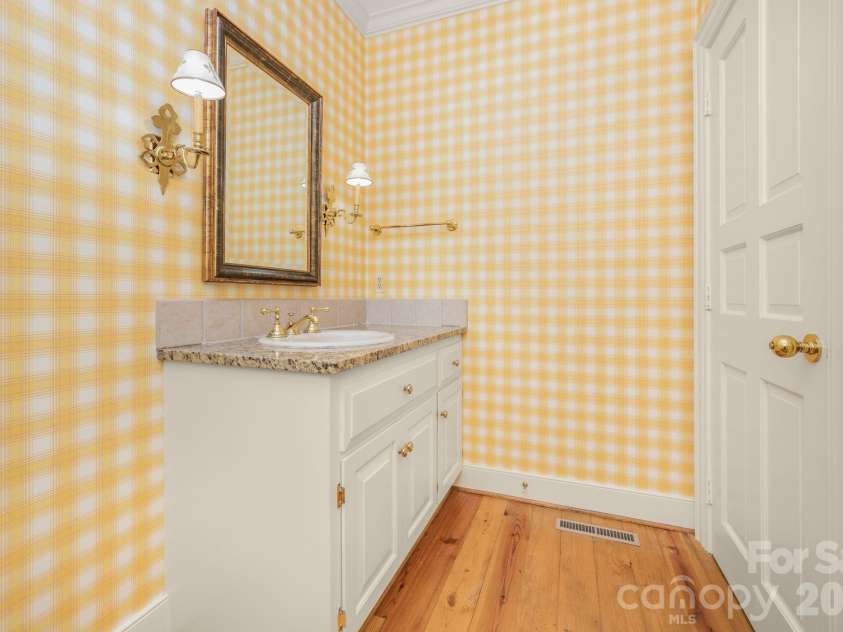 5400 Dartmoor Street, Winston Salem, NC 27106.  MLS# CAR4392717, YatesRealty ID 29547. 