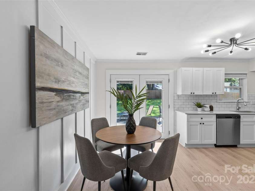 5329 Valley Forge Road, Charlotte, NC 28210.  MLS# CAR4269436, YatesRealty ID 29548. Breakfast Area