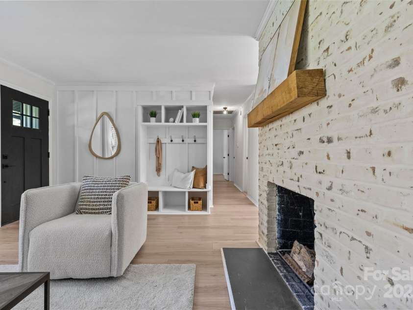 5329 Valley Forge Road, Charlotte, NC 28210.  MLS# CAR4269436, YatesRealty ID 29548. Built-In Drop Zone