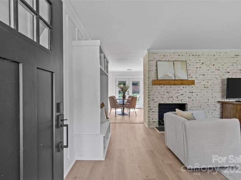5329 Valley Forge Road, Charlotte, NC 28210.  MLS# CAR4269436, YatesRealty ID 29548. Entry Way