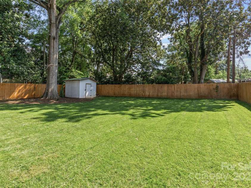 5329 Valley Forge Road, Charlotte, NC 28210.  MLS# CAR4269436, YatesRealty ID 29548. Flat Backyard