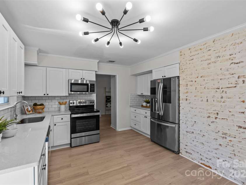 5329 Valley Forge Road, Charlotte, NC 28210.  MLS# CAR4269436, YatesRealty ID 29548. Kitchen