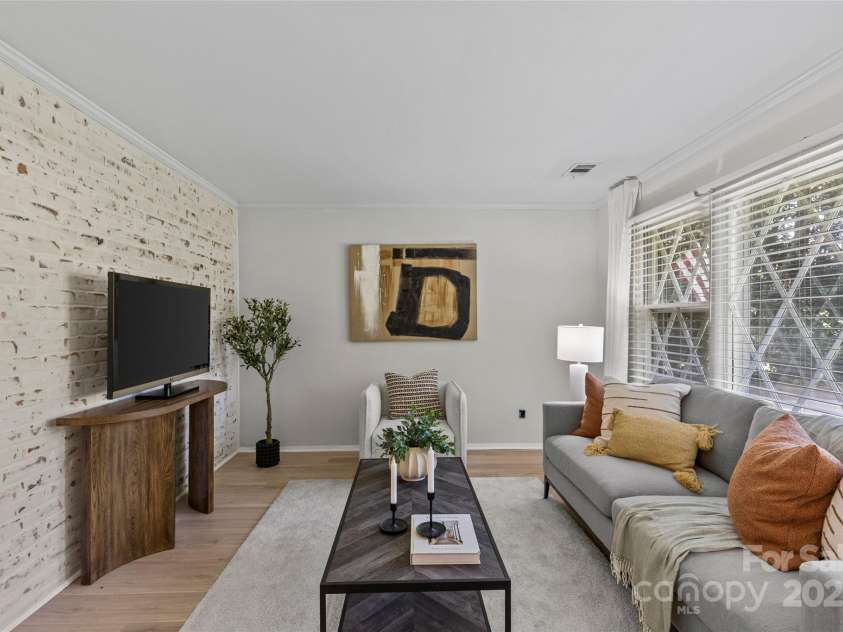 5329 Valley Forge Road, Charlotte, NC 28210.  MLS# CAR4269436, YatesRealty ID 29548. Living Room