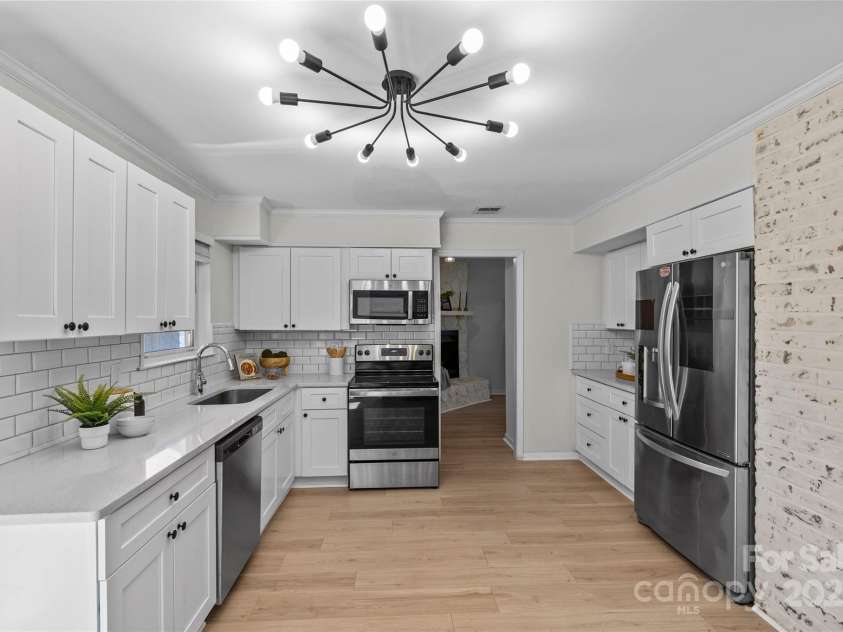 5329 Valley Forge Road, Charlotte, NC 28210.  MLS# CAR4269436, YatesRealty ID 29548. Stainless Appliances