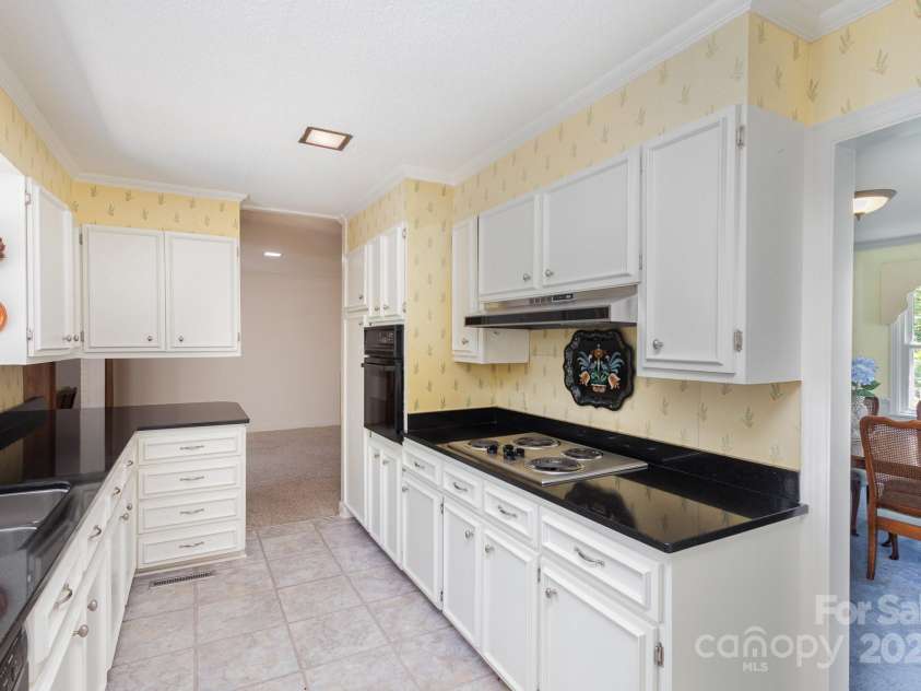 324 Club House Drive, Salisbury, NC 28144.  MLS# CAR4168854, YatesRealty ID 2955. Kitchen