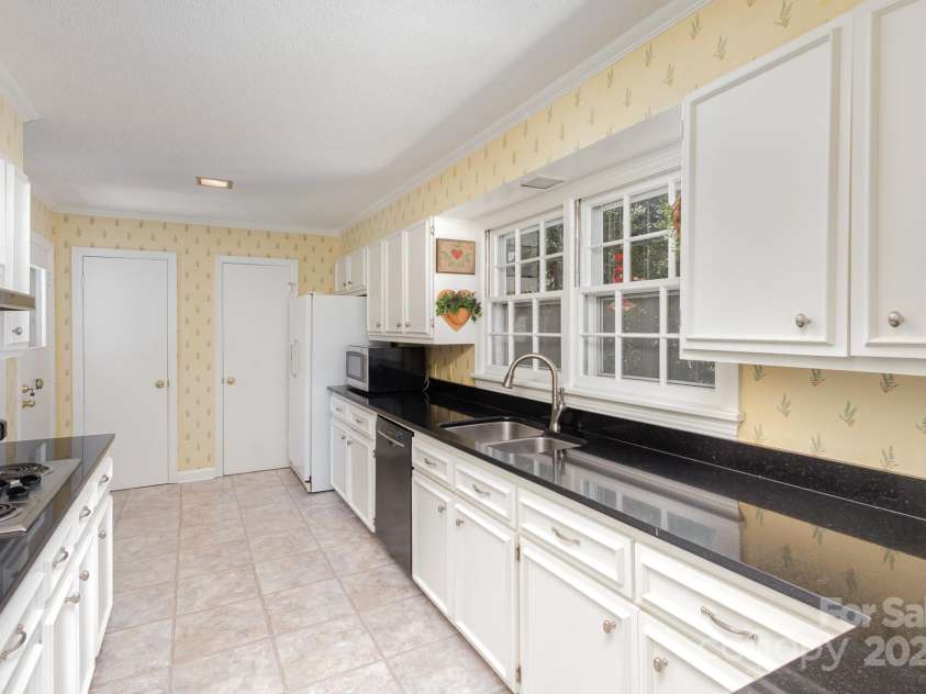 324 Club House Drive, Salisbury, NC 28144.  MLS# CAR4168854, YatesRealty ID 2955. Kitchen