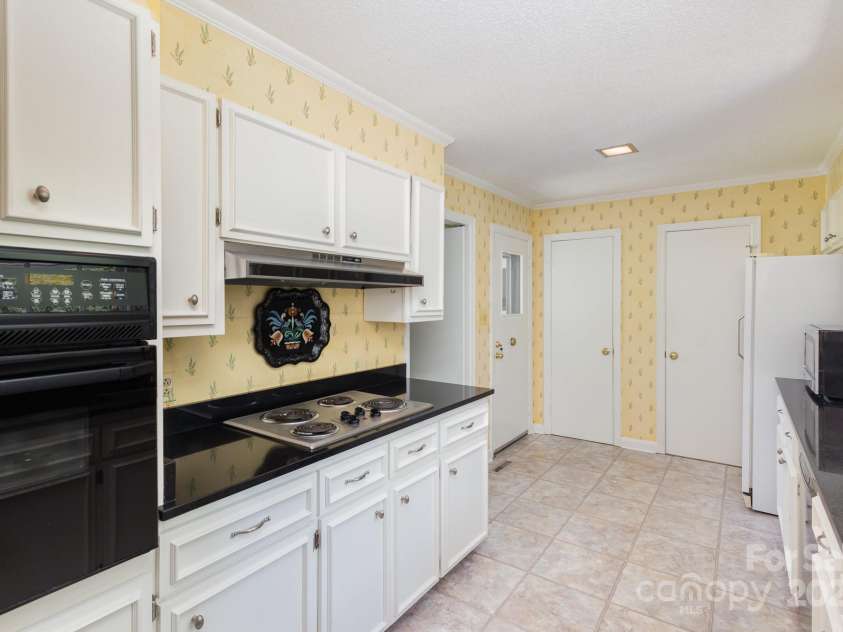 324 Club House Drive, Salisbury, NC 28144.  MLS# CAR4168854, YatesRealty ID 2955. Kitchen with wall oven and cooktop