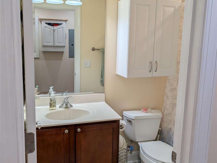 65 Foxden Drive, Fletcher, NC 28732.  MLS# CAR4389530, YatesRealty ID 29552. Front hall bath