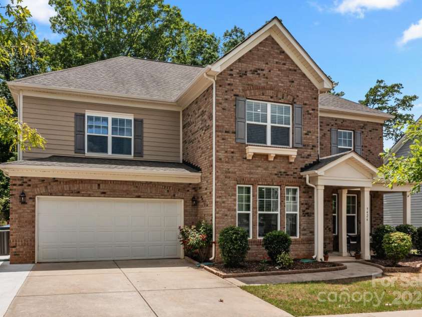 9426 Hightower Oak Street, Huntersville, NC 28078.  MLS# CAR4279151, YatesRealty ID 29552. Brick front w/ extended driveway