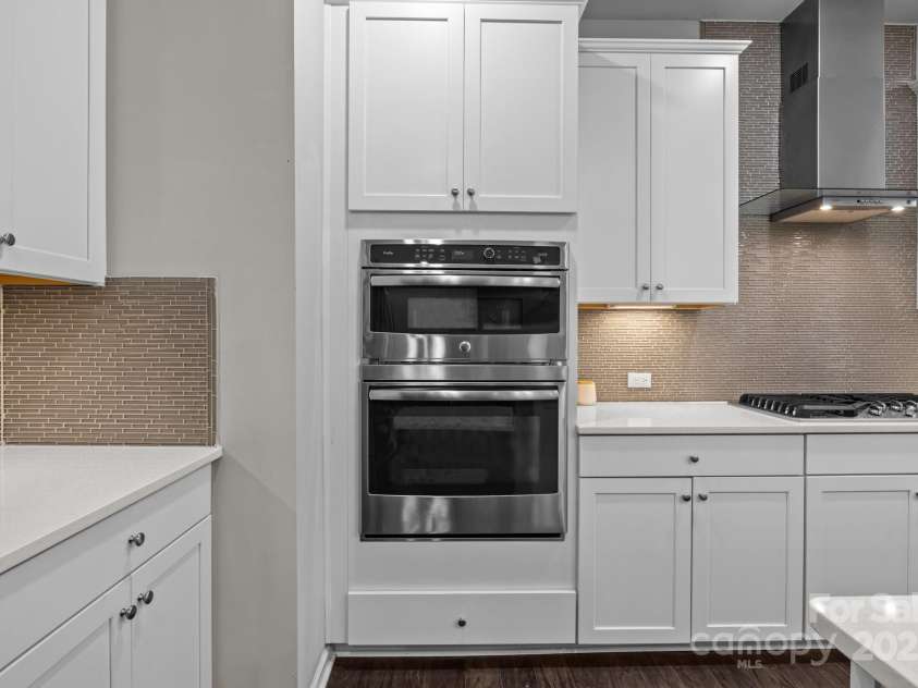9426 Hightower Oak Street, Huntersville, NC 28078.  MLS# CAR4279151, YatesRealty ID 29552. Double wall oven/microwave combo