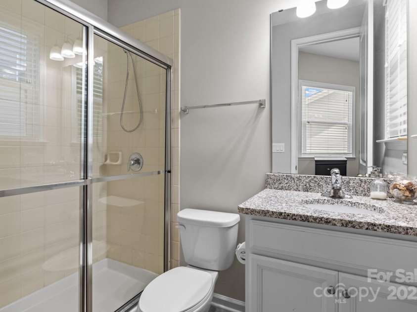 9426 Hightower Oak Street, Huntersville, NC 28078.  MLS# CAR4279151, YatesRealty ID 29552. Main level guest ensuite bath