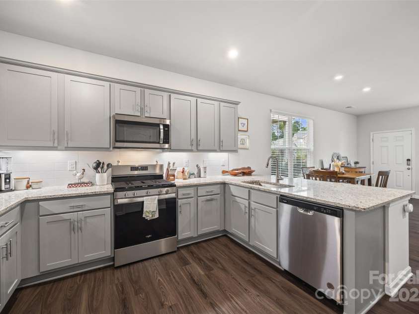 5216 Kinsbridge Drive, Mint Hill, NC 28227.  MLS# CAR4284581, YatesRealty ID 29559. Kitchen