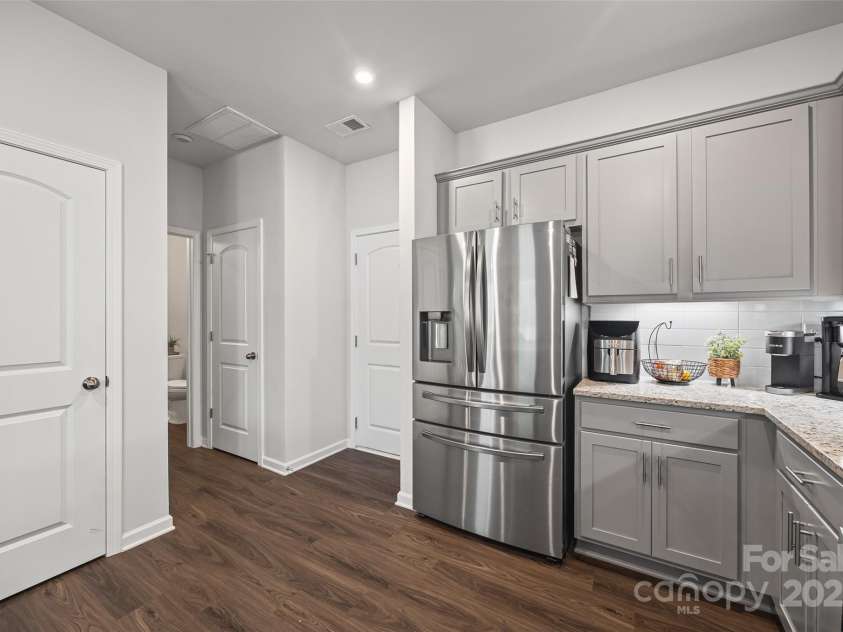 5216 Kinsbridge Drive, Mint Hill, NC 28227.  MLS# CAR4284581, YatesRealty ID 29559. Kitchen