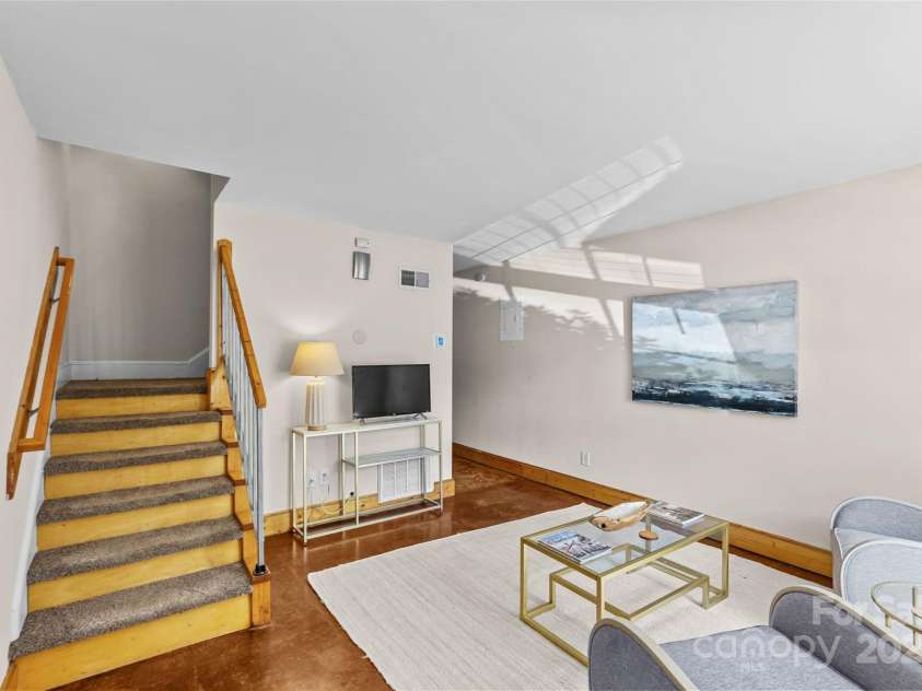 634 Chipley Avenue, Charlotte, NC 28205.  MLS# CAR4328049, YatesRealty ID 29563. Entry/Living Room