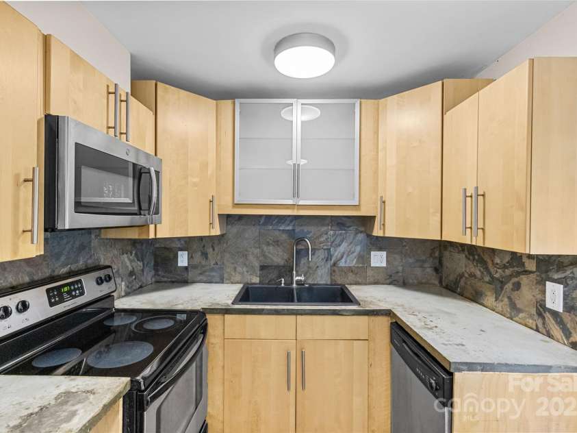 634 Chipley Avenue, Charlotte, NC 28205.  MLS# CAR4328049, YatesRealty ID 29563. Kitchen