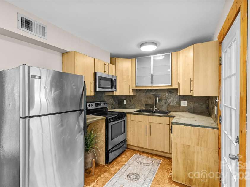 634 Chipley Avenue, Charlotte, NC 28205.  MLS# CAR4328049, YatesRealty ID 29563. Kitchen