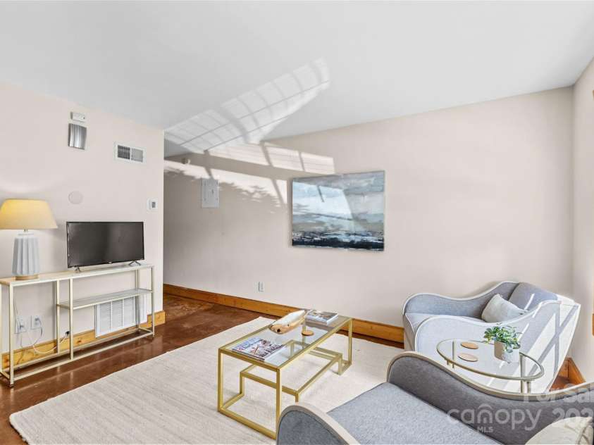 634 Chipley Avenue, Charlotte, NC 28205.  MLS# CAR4328049, YatesRealty ID 29563. Living Room