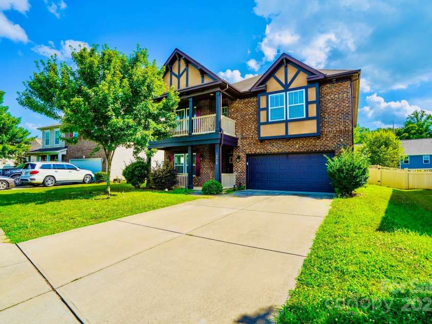 10916 Tower Oak Drive, Charlotte, NC 28269.  MLS# CAR4280677, YatesRealty ID 29565. 