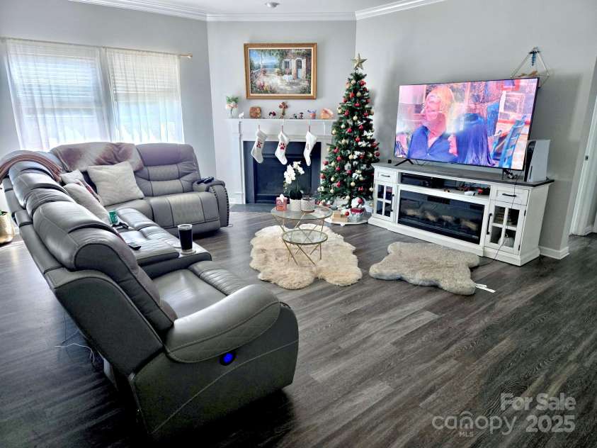 10916 Tower Oak Drive, Charlotte, NC 28269.  MLS# CAR4280677, YatesRealty ID 29565. 