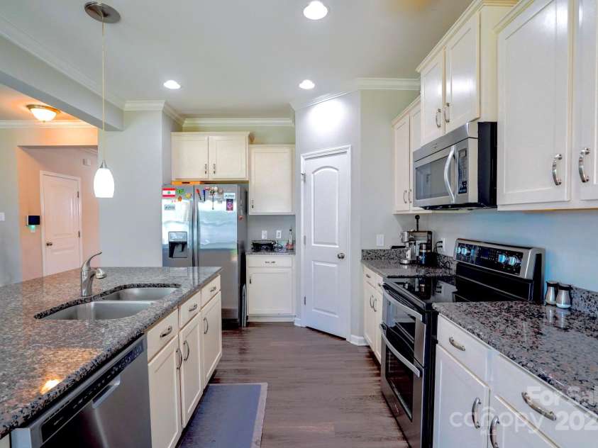 10916 Tower Oak Drive, Charlotte, NC 28269.  MLS# CAR4280677, YatesRealty ID 29565. 