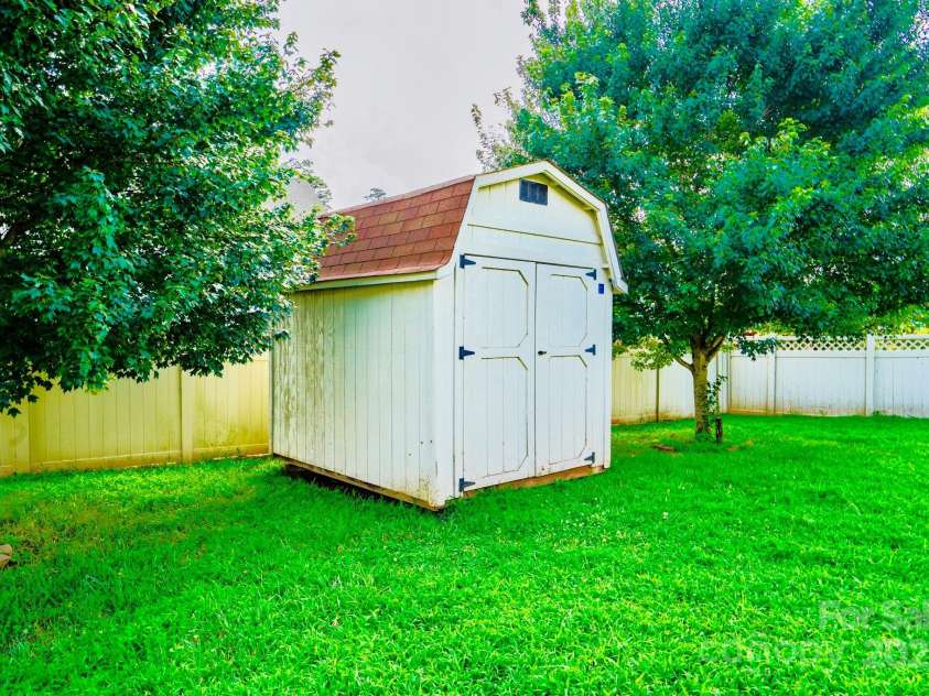 10916 Tower Oak Drive, Charlotte, NC 28269.  MLS# CAR4280677, YatesRealty ID 29565. 