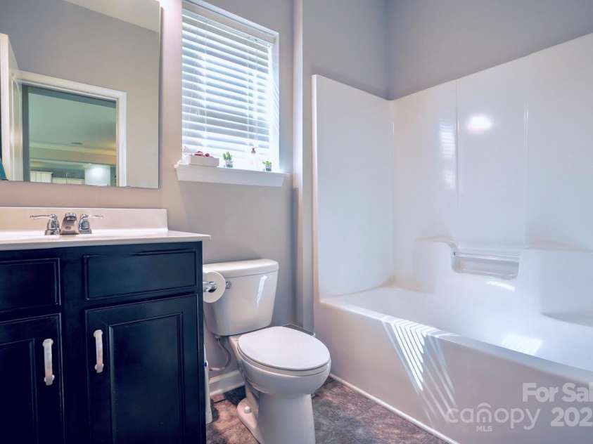 10916 Tower Oak Drive, Charlotte, NC 28269.  MLS# CAR4280677, YatesRealty ID 29565. Full bathroom