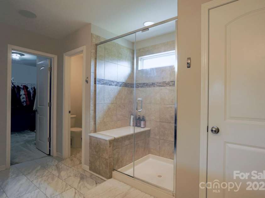 10916 Tower Oak Drive, Charlotte, NC 28269.  MLS# CAR4280677, YatesRealty ID 29565. Master bath