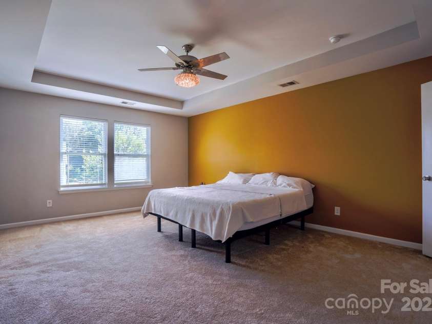 10916 Tower Oak Drive, Charlotte, NC 28269.  MLS# CAR4280677, YatesRealty ID 29565. Master bathroom