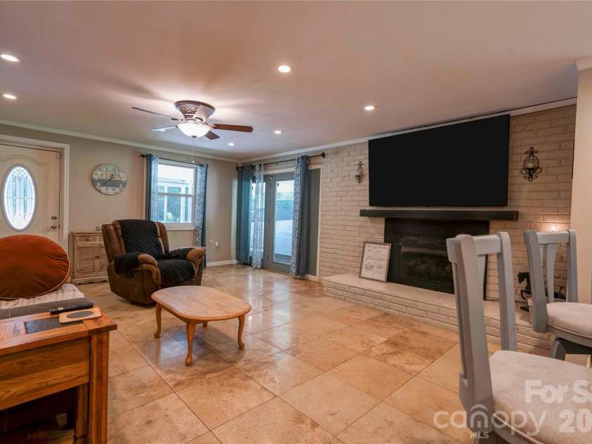 110 Greene Drive, Shelby, NC 28150.  MLS# CAR4389404, YatesRealty ID 29565. Family Room