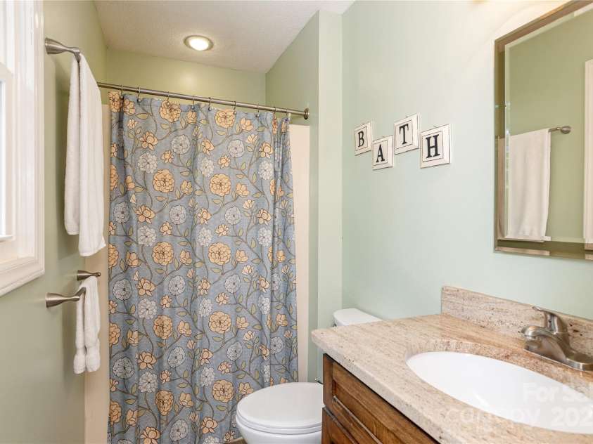 230 Foxwood Drive, Hendersonville, NC 28791.  MLS# CAR4255865, YatesRealty ID 29566. Primary En Suite Bath