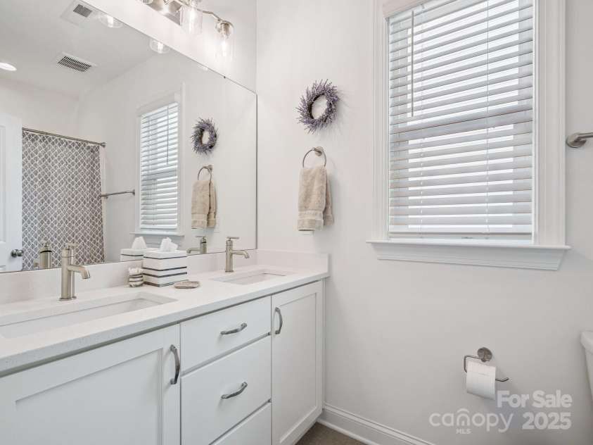 4013 Easton Ridge Lane, Charlotte, NC 28226.  MLS# CAR4264310, YatesRealty ID 29567. Guest Bathroom