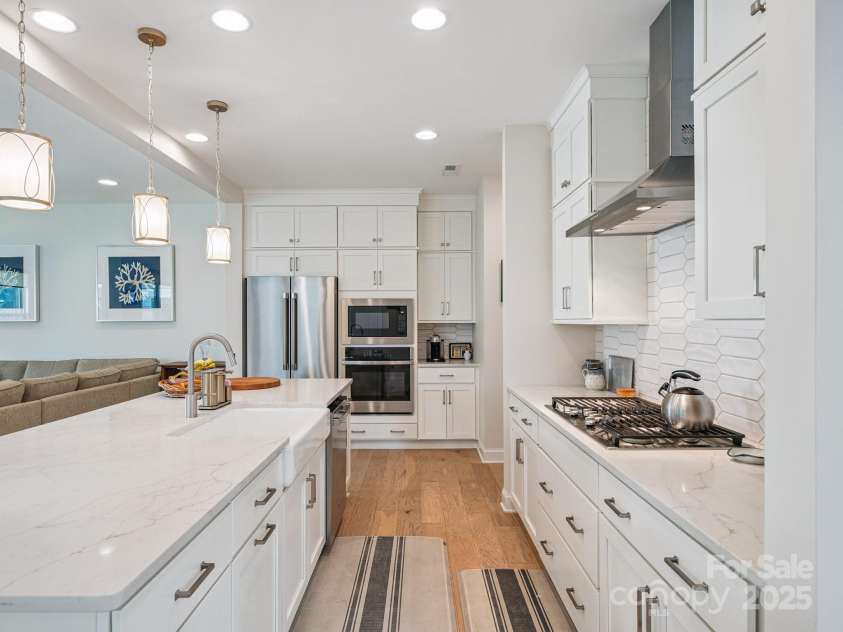 4013 Easton Ridge Lane, Charlotte, NC 28226.  MLS# CAR4264310, YatesRealty ID 29567. Kitchen cabinets are upgraded with added stacked uppers.