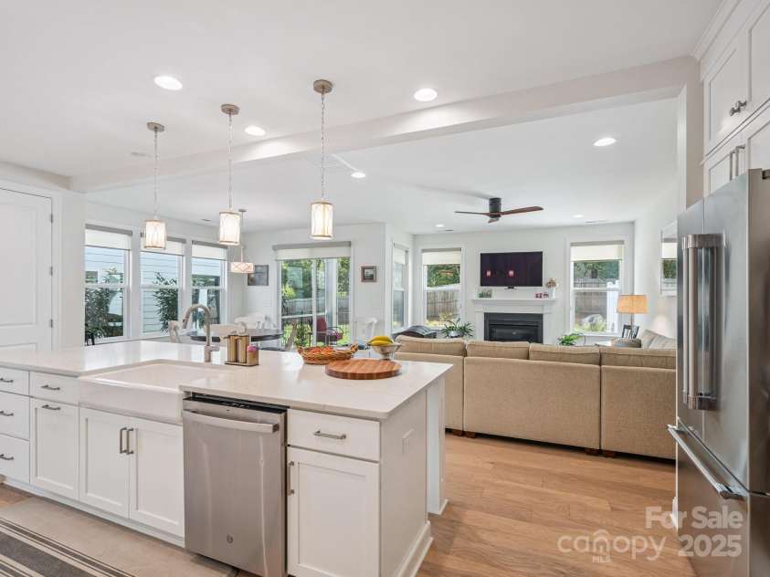 4013 Easton Ridge Lane, Charlotte, NC 28226.  MLS# CAR4264310, YatesRealty ID 29567. Lots of natural light. Notice the triple box bay window in the dining area.