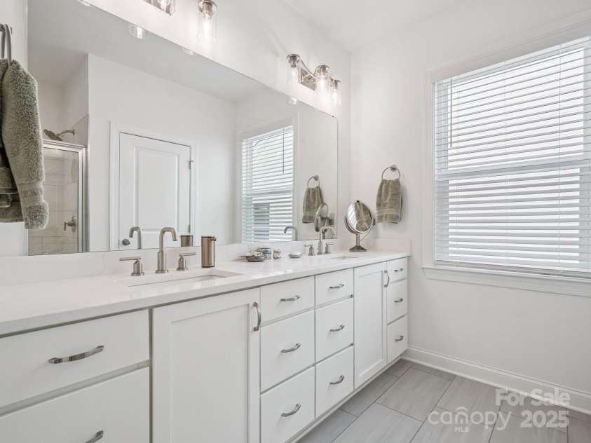 4013 Easton Ridge Lane, Charlotte, NC 28226.  MLS# CAR4264310, YatesRealty ID 29567. Primary Bathroom
