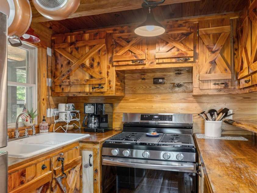 169 Laurel Creek Drive, Hendersonville, NC 28792.  MLS# CAR4284901, YatesRealty ID 29569. 