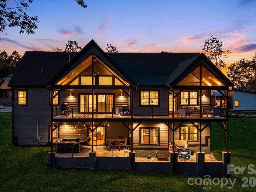 163 Northview Drive, Hendersonville, NC 28791.  MLS# CAR4390968, YatesRealty ID 29570. 