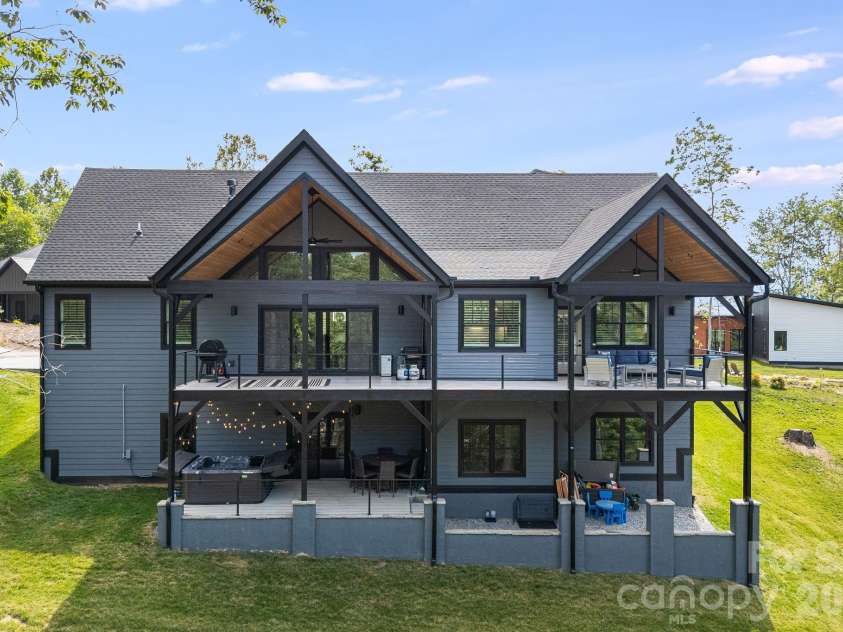 163 Northview Drive, Hendersonville, NC 28791.  MLS# CAR4390968, YatesRealty ID 29570. 