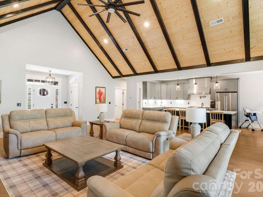 163 Northview Drive, Hendersonville, NC 28791.  MLS# CAR4390968, YatesRealty ID 29570. 