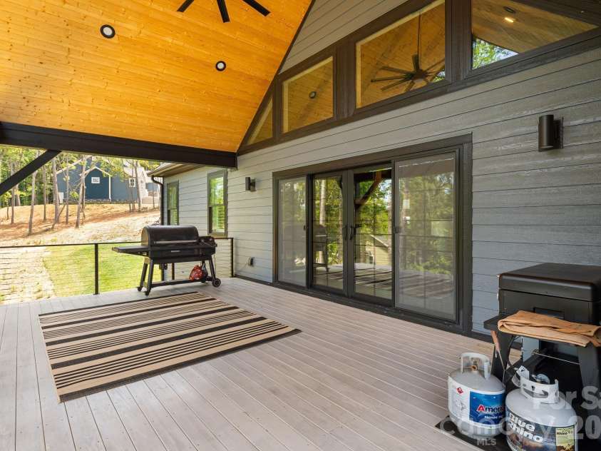 163 Northview Drive, Hendersonville, NC 28791.  MLS# CAR4390968, YatesRealty ID 29570. 