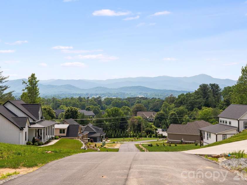 163 Northview Drive, Hendersonville, NC 28791.  MLS# CAR4390968, YatesRealty ID 29570. 